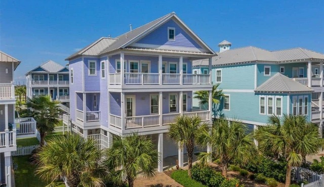 5 STAR REVIEWS! Beachside! 2 Primary’s Ocean Views, Beach amenities!