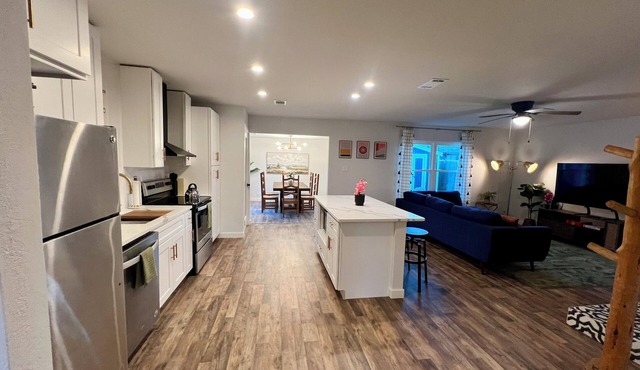 5-Star Stay-Large Remodeled & Modern 4BR Near UNT/TWU-Sleeps 10