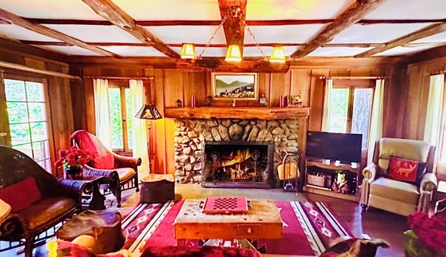 5 STAR *STRAWBERRY CORNER* CLASSIC CABIN ON CREEK, 1 MINUTE WALK TO VILLAGE!