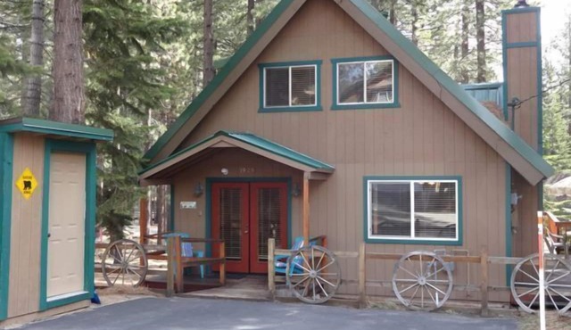 5-Star Tahoe Chalet with Hot Tub in Quiet Setting