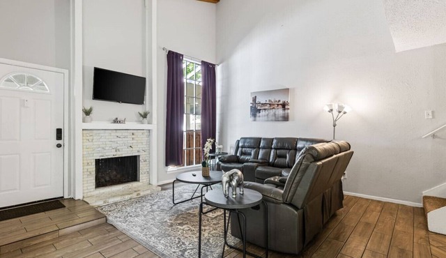 5 STAR Townhome near all major highways! Fast Wifi