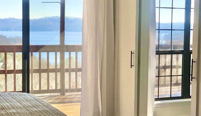 5 Star Views of Beaver Lake! Newly remodeled 4 Bdr, 2 master en-suite Huge Deck