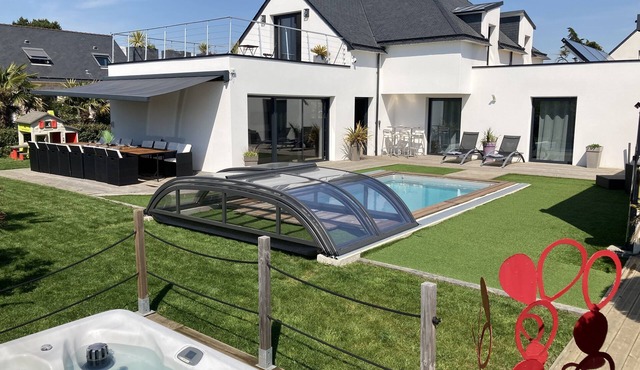 5 star villa 100 m beach, 18 people, swimming pool, spa, cinema room