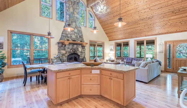 5 Star Winter Wonderland Chalet in Mt. Shasta