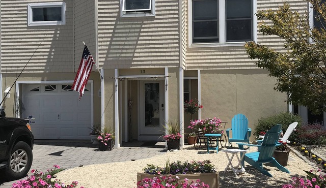 5 STARS ! LBI BEACH RETREAT ! Text me 9144751235. PET FRIENDLY !