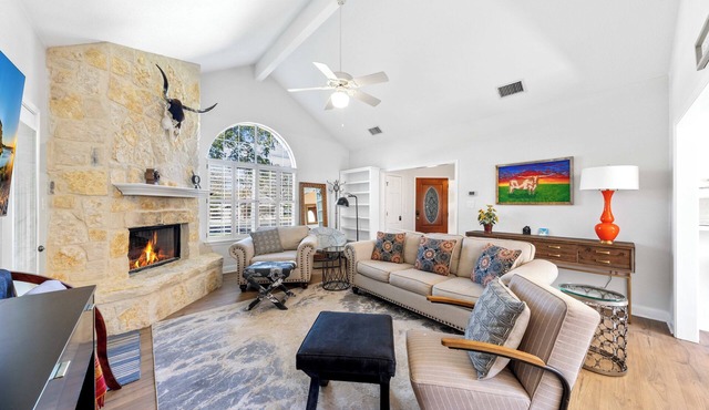 5★ Texas Hill Country Retreat – 1400 sq ft, Walk to Shops + Private Patio