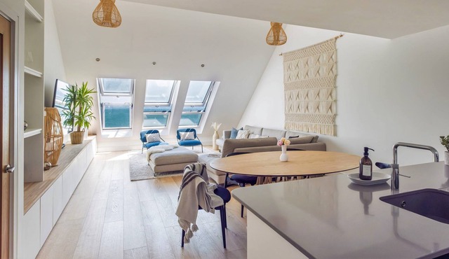 5 The Bay - Beach Front Apartment for 8 in Cawsand