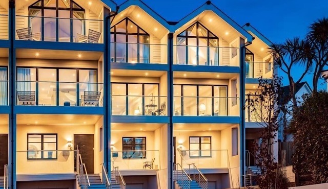 5 The Strand sleeps 9 guests footsteps from Porth beach