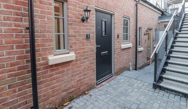 5 THE VAULTS, romantic, character holiday cottage in Glastonbury