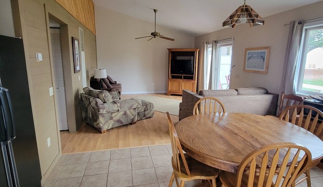 #5 Thomas' Parkside Cottages, 2BR Lake Huron view suite, Downtown location