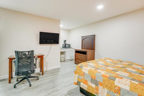 5 Mi to Pine Knob Pet-Friendly Studio Retreat