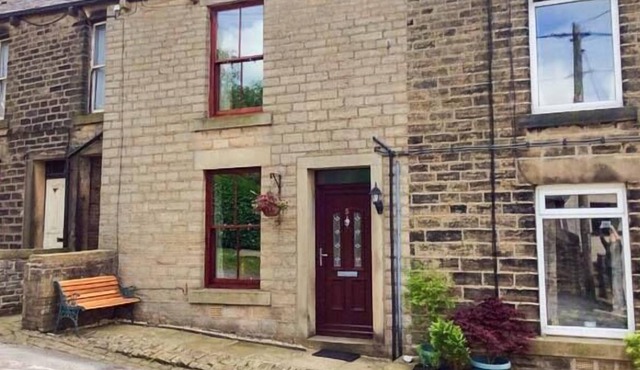 5 VICARAGE LANE, pet friendly, character holiday cottage in Hayfield