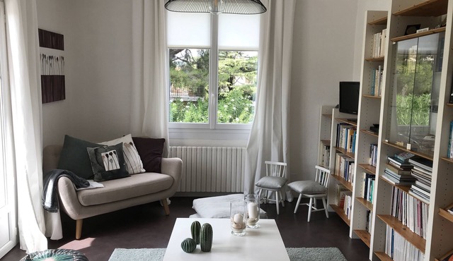 5' walk from Les Lecques beach, independent apartment