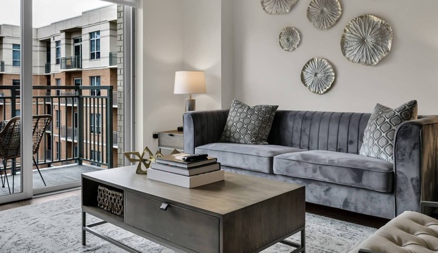 5 ★ Walking Distance to Shops & Restaurants, Lux Amenities, 2 Balconies, King Bed