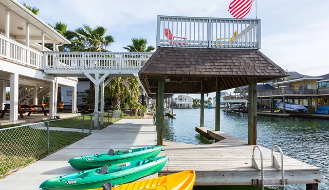 5★ Waterfront home! Free bikes & kayaks! Pickleball! Fire pit! Great fishing!
