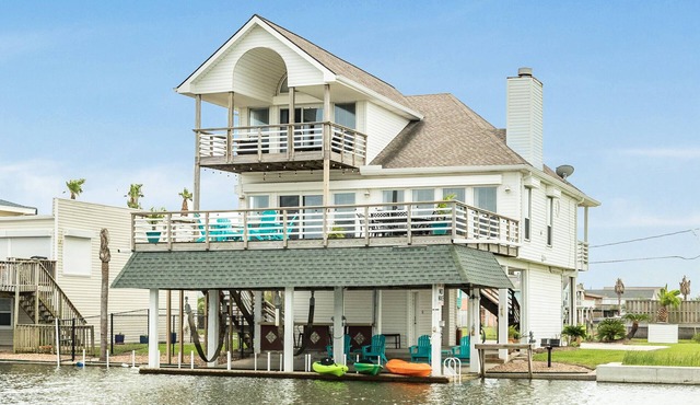 5★ Waterfront home w/bikes & kayaks, fire pit! Amazing underwater fishing light