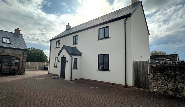 5* Whitebridge Cottage - short walk to Port Eynon beach and village amenities