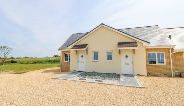 5 YARMOUTH COTTAGES, pet friendly, with a garden in Freshwater