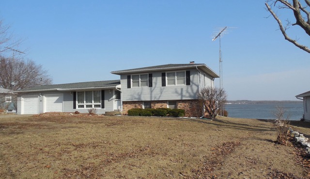 50' from the Mississippi River, see the winter eagle migration, fish from there