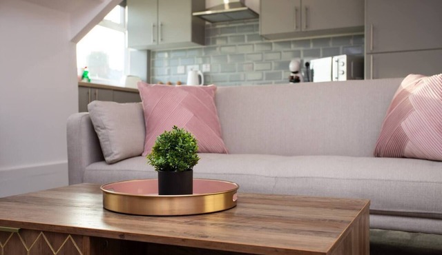 50" Inch Smart TV - Walking Distance to Town Centre and Beach Front