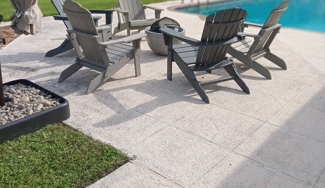 50% Jan. monthly rental. Close to Beach, Golfing, Shopping, and Dining.