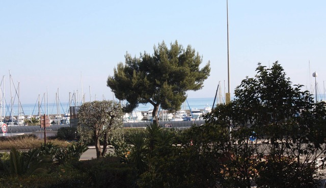 50 m from the sea, calm and bright flat with large terrace, secured garage