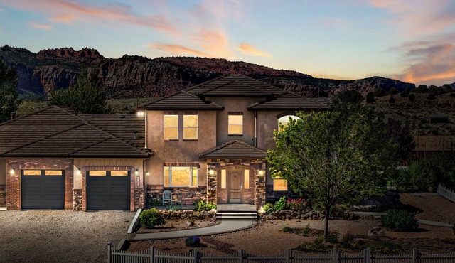50 miles from Zions Park/Desert Oasis with hot-tub