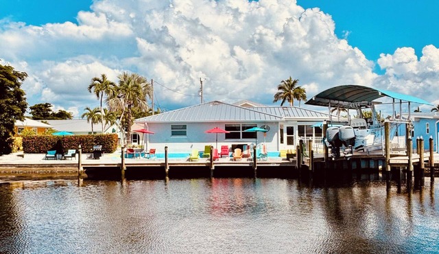 50’ of Dock for your boats. Hot tub, Boatlift, walk 2 restaurants Xtra parking.