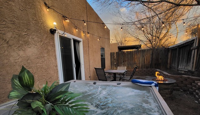 50% off Getaway 2 "The Canary" A Luxury 3 Bedroom W/ Private Hot Tub & Fire pit!