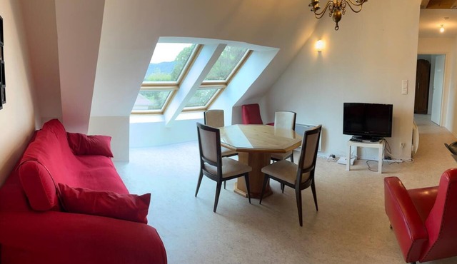 500 metres from the exhibition centre, large apartment with fitted kitchen