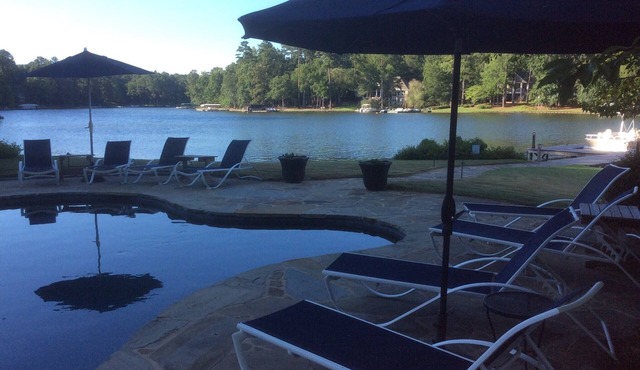 500' of Lakefront : 3 Million House, POOL ! Boat to Rent! 2 night minimums