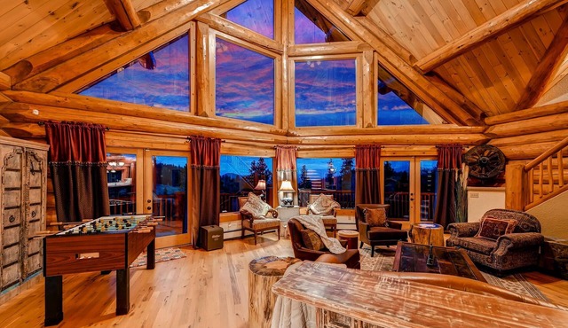 5000 sqft Log home Denver, Red Rocks, SKI, HOT TUB, Sleeps 6 adults + 6 kids
