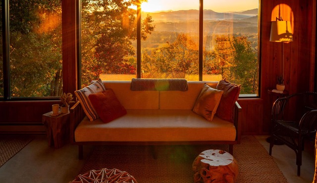 5000sf Designer Mountaintop Retreat, Panoramic Views, Hot Tub, Peaceful Luxury