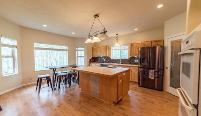 5000sqft W Indoor Hot Tub, Game Room, Views & Private Suite!