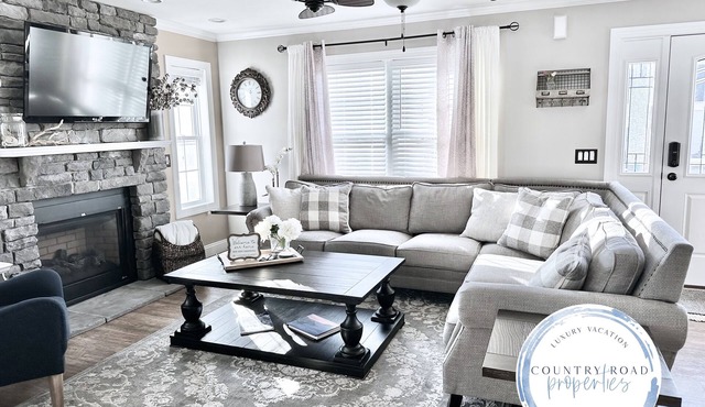 500ft to Private Beach! Hot Tub, Fireplace, Local Pool, Close to all!