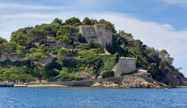 500m. from beaches and Bregançon fort, quiet villa for 2 to 8 people