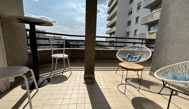 500m from Paris, 130m2, 4 bdr, balcony and parking