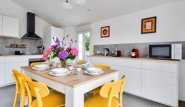 500m from the beach - House 6 adults & 1 child