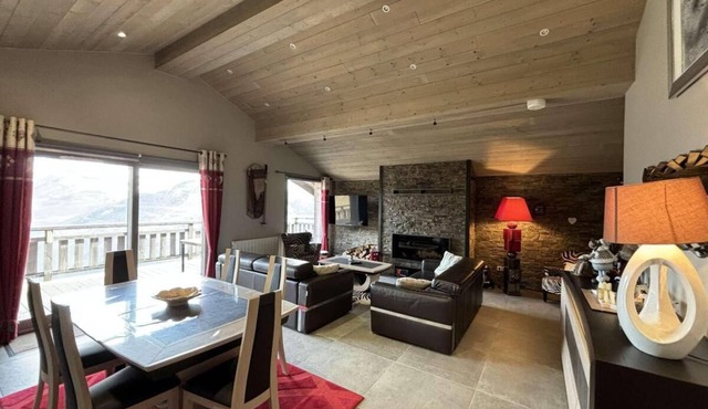 50m from resort center, 5th floor, view mountain, terrace, fireplace or stove, tv, ski locker, 130m²