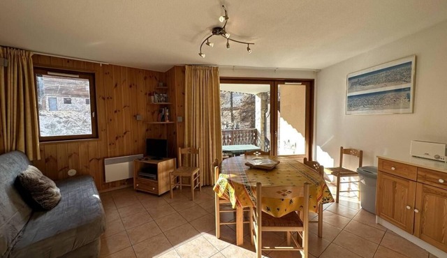 50m from ski slopes, 1st floor, balcony, ski locker, 48m², Vars