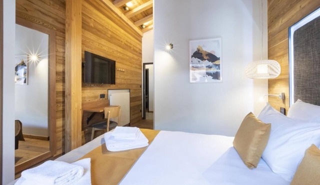 50m from ski slopes, fitness, swimming pool, sauna, hammam, balcony, fireplace or stove, tv