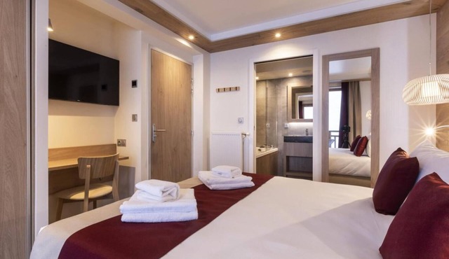 50m from ski slopes, fitness, swimming pool, sauna, hammam, balcony, fireplace or stove, tv