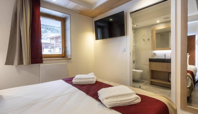 50m from ski slopes, fitness, swimming pool, sauna, hammam, balcony, fireplace or stove, tv