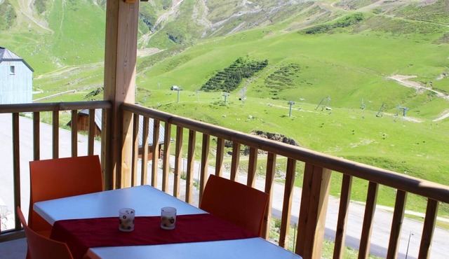 50m from ski slopes, view ski slopes/mountain, swimming pool, terrace, parking, tv, ski locker, 60m²