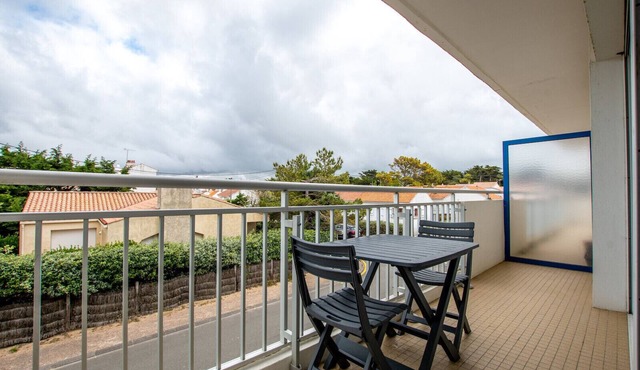 50m from the beach, flat for 4
