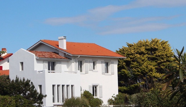 50m from the sea, charming Basque house for 6 to 8 persons, large garden.