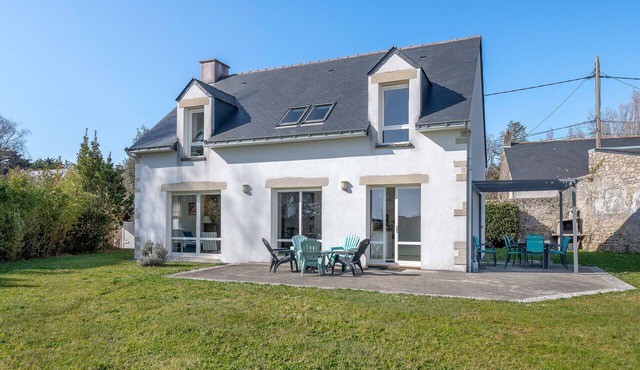 50m from the beach, house with garden for 10