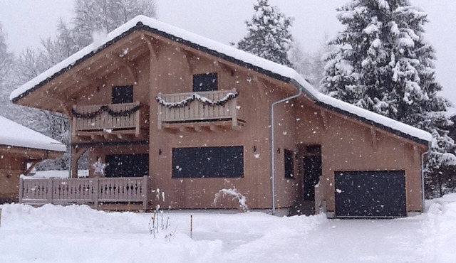 50m from the ski bus, slopes 5min, 4 * Family Chalet with parking and Wifi