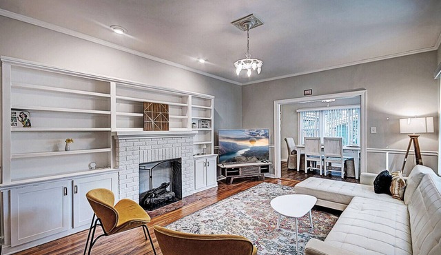 50s Retro residence in picturesque neighborhood