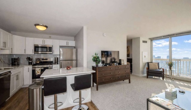 50th Floor Mag Mile VIEWS, Balcony, Pool, Gym